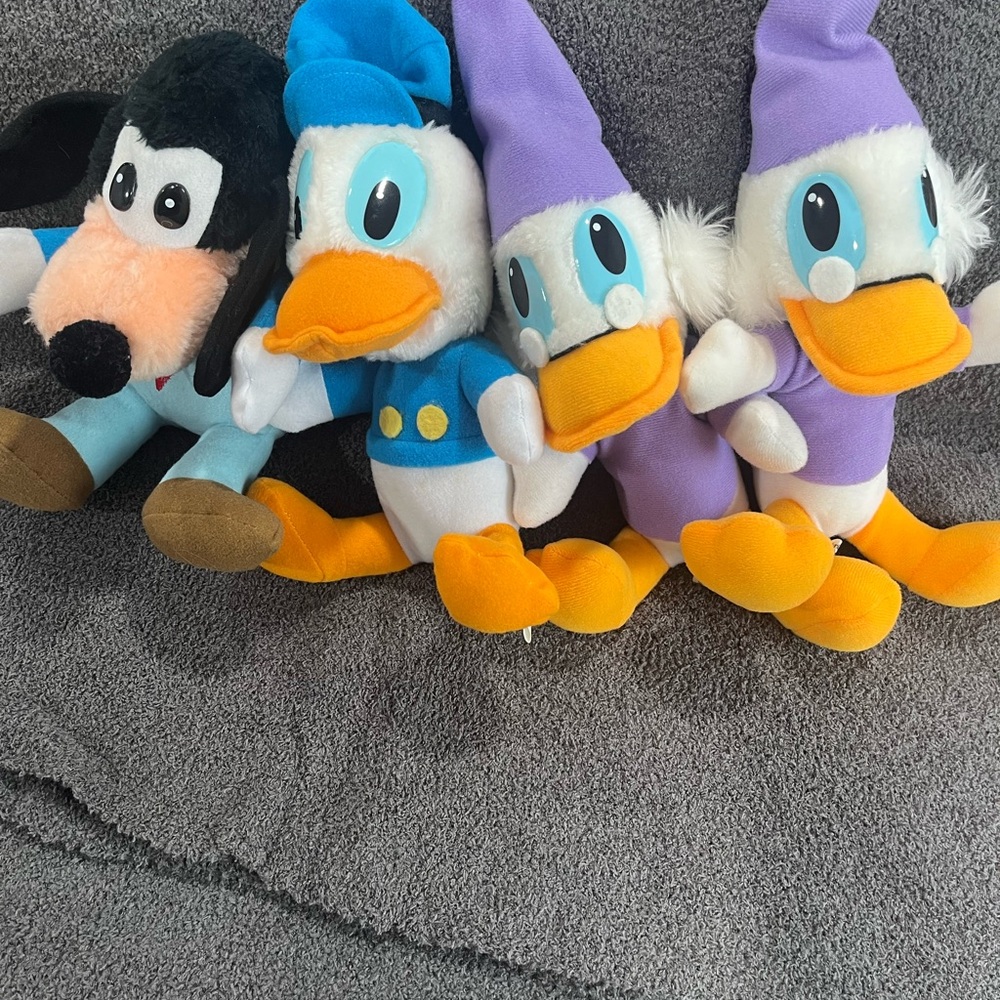 Set of 4 Walt Disney Plush Toys – Donald Duck, Goofy. Brand: Walt Disney.